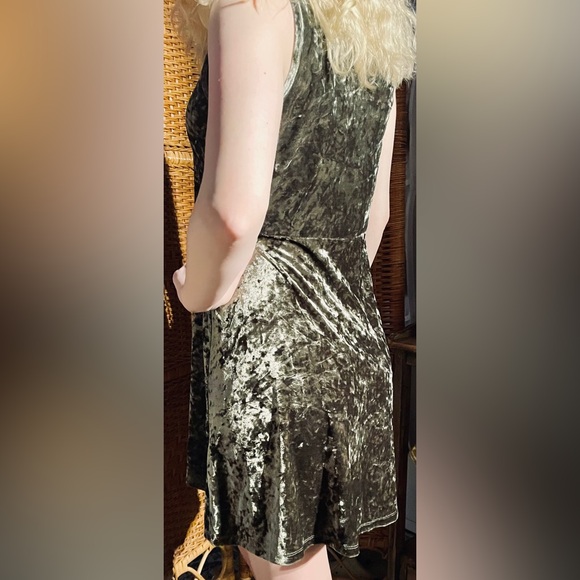 Crushed velvet mini dress - Picture 2 of 3